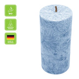 Stumpenkerze aus Stearin, Taubenblau, 64/135 mm, 100% pflanzlicher Wachs, KERZENFARM HAHN, Brenndauer ca. 41h - luterna.de