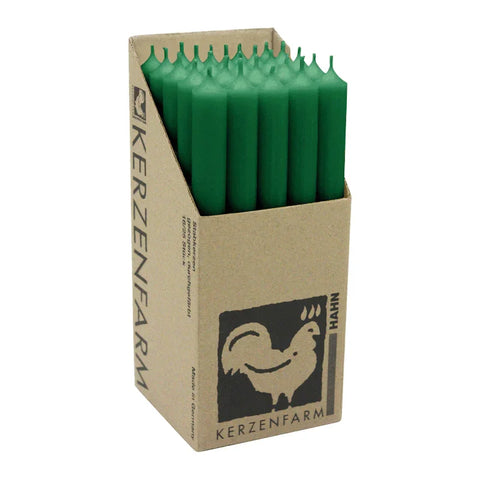 Stabkerzen aus Paraffin, 250/22 mm, Dunkelgrün, KERZENFARM HAHN, Brenndauer ca. 12h, 25 Stück pro Verpackung - luterna.de