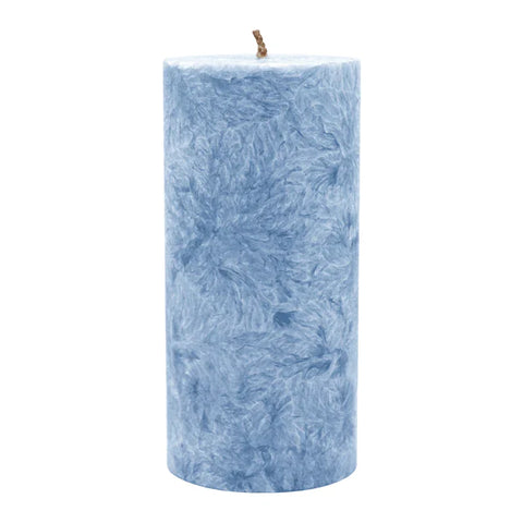 Stumpenkerze aus Stearin, Taubenblau, 64/135 mm, 100% pflanzlicher Wachs, KERZENFARM HAHN, Brenndauer ca. 41h - luterna.de