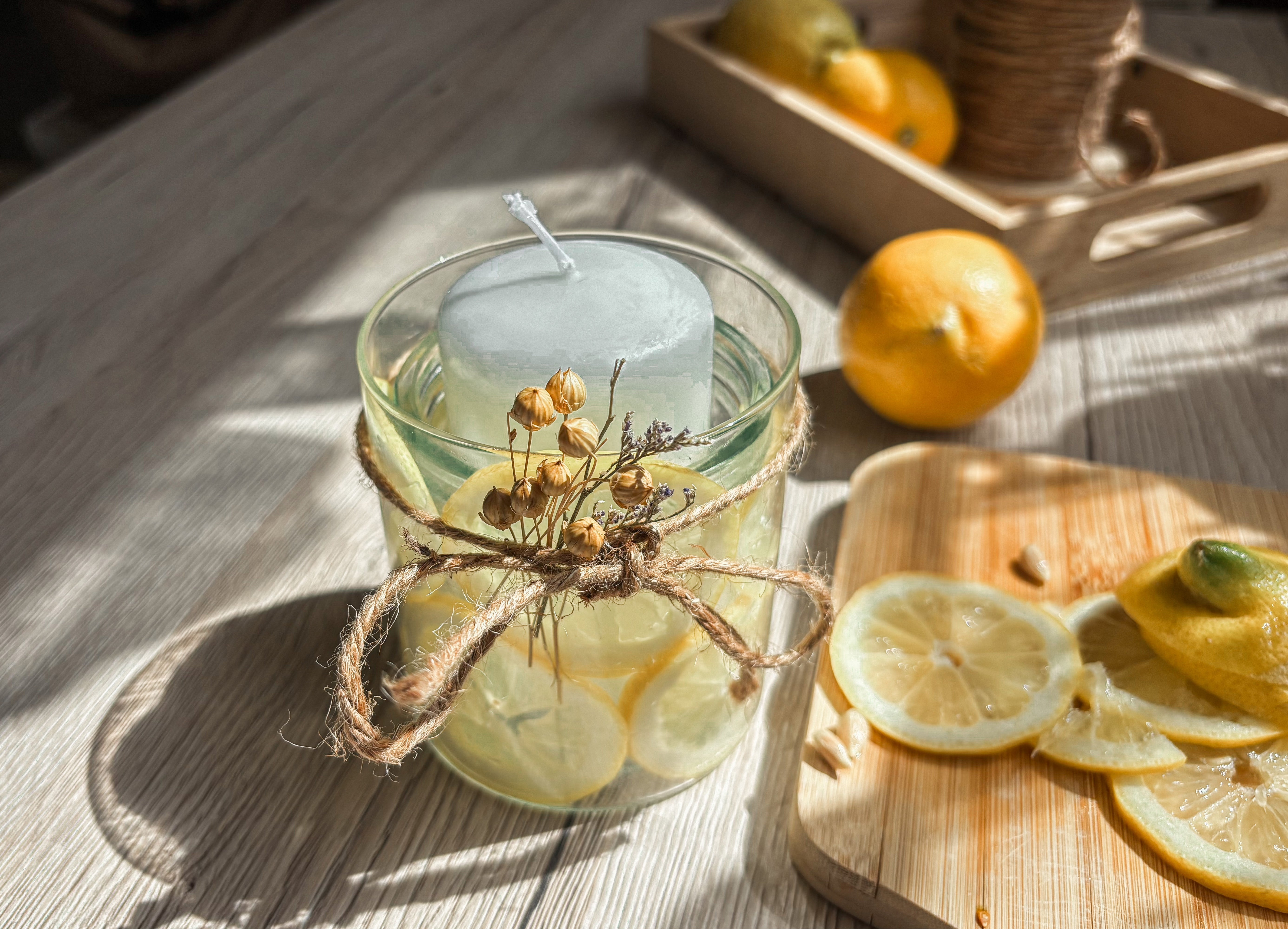 Sommerlaune im Glas: DIY-Zitronenlicht mit Kerze & Blüten