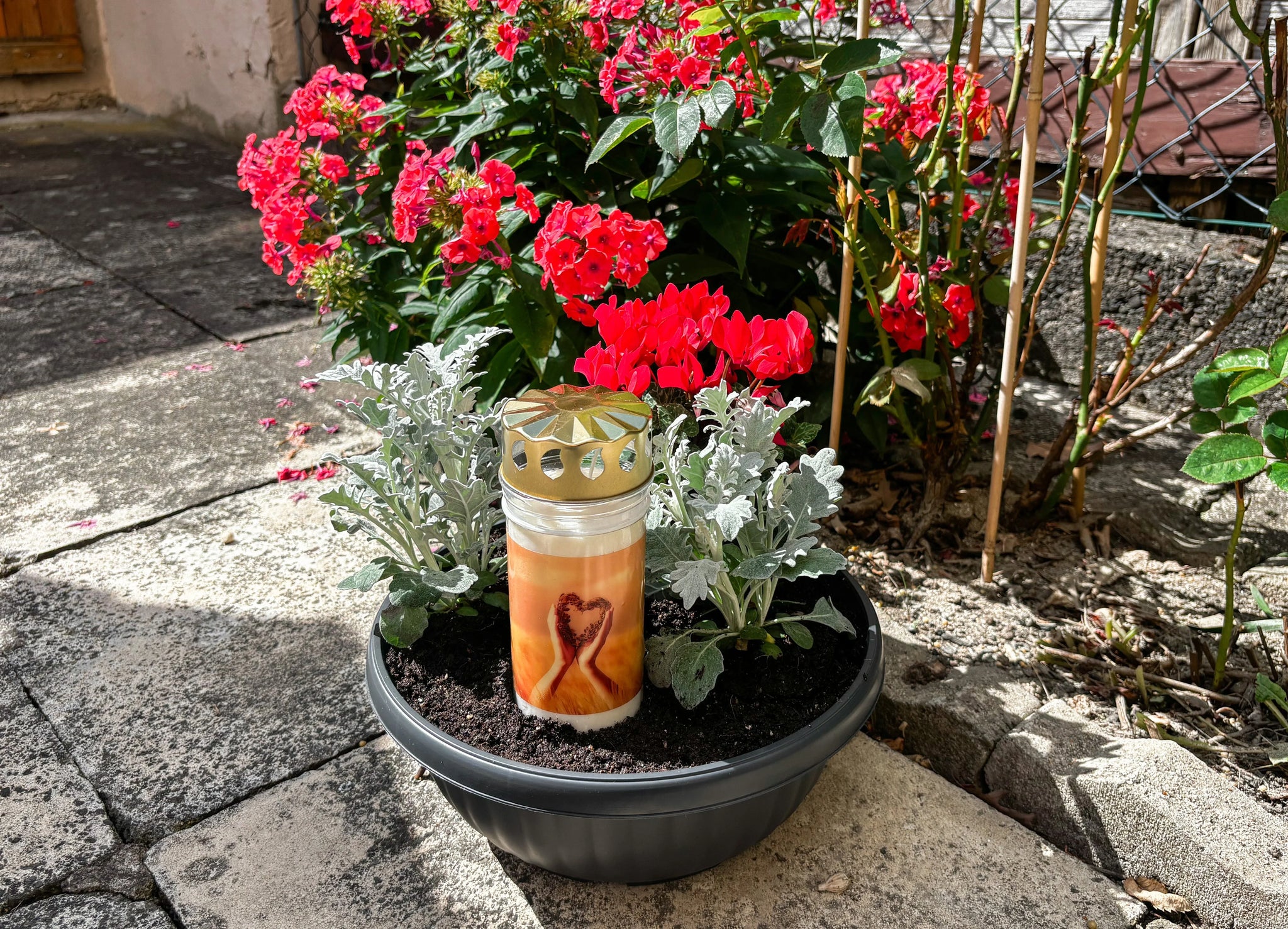 DIY-Gedenkstätte mit Grabkerze: Erinnerung selbst gestalten