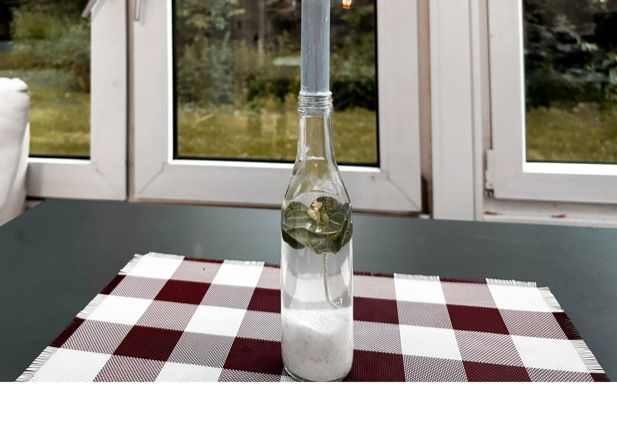 DIY-Kerzenhalter mit Meeresfeeling aus Flasche & Sand