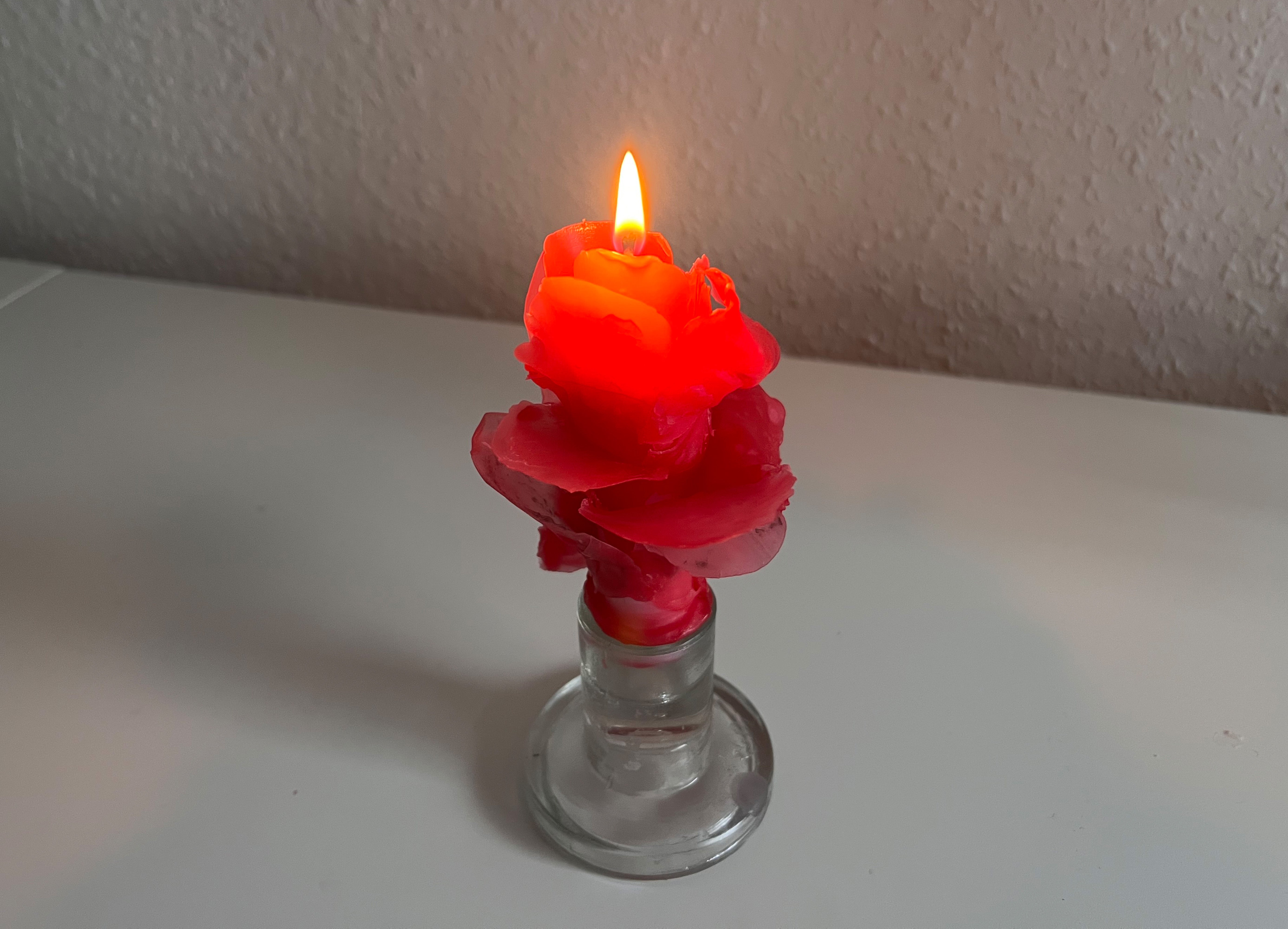 DIY: Kerzenrose aus einer Stabkerze – Ein selbstgemachtes Valentinstags-Geschenk