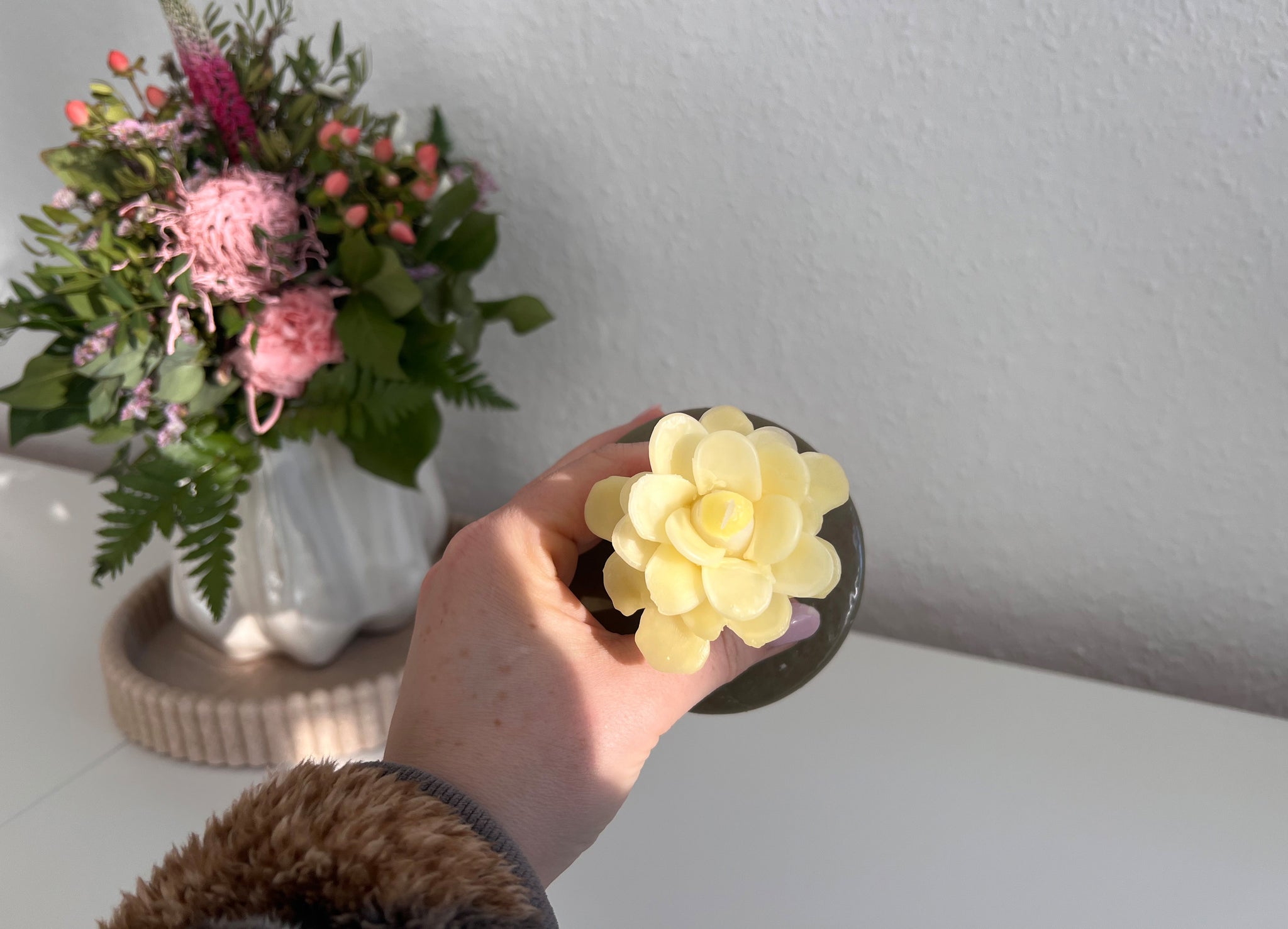 Frühlingsbote für dein Zuhause: Kerzenblume aus Wachs