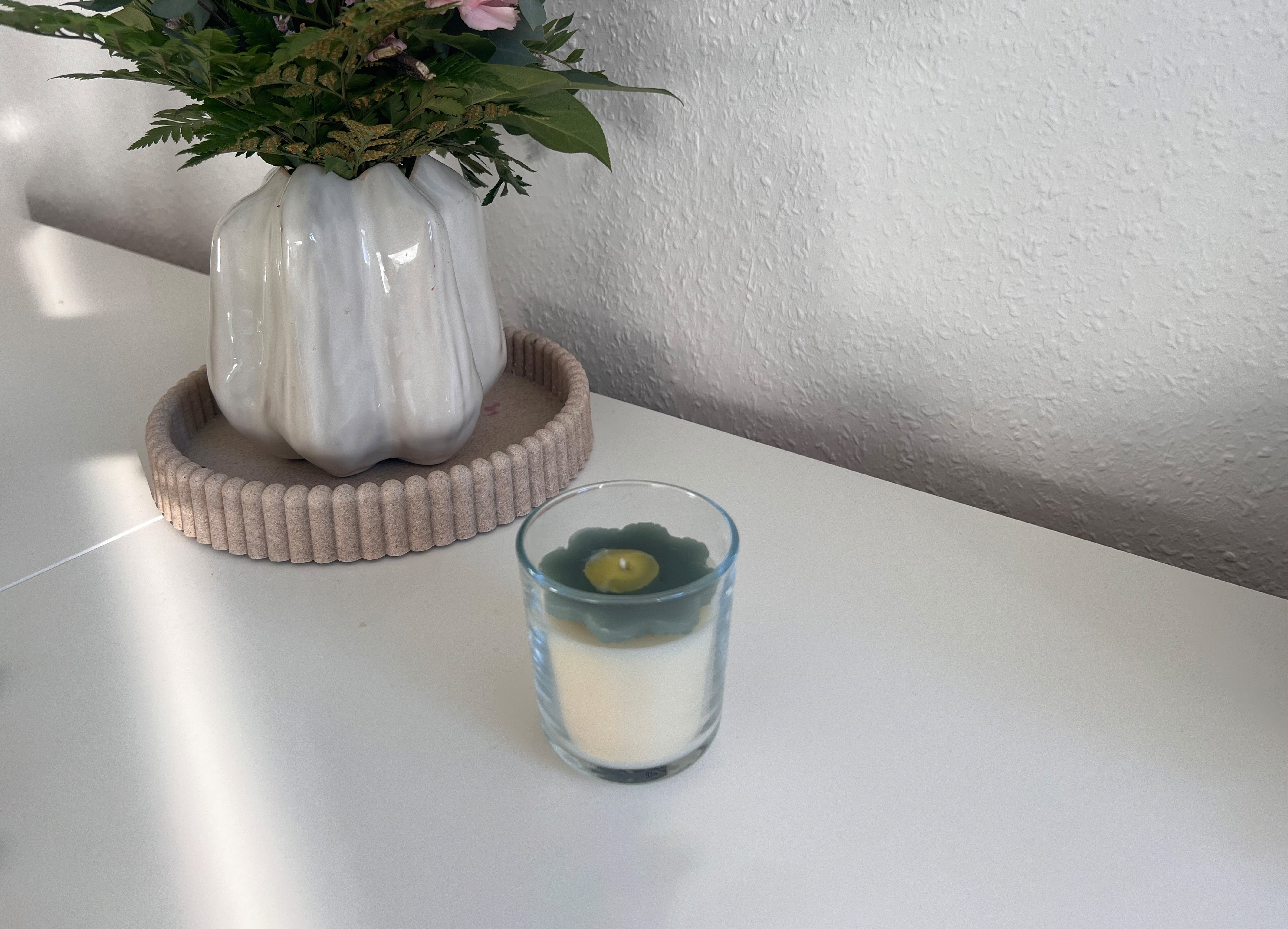 Frühlingshafte DIY-Kerze im Glas mit Wachsblume