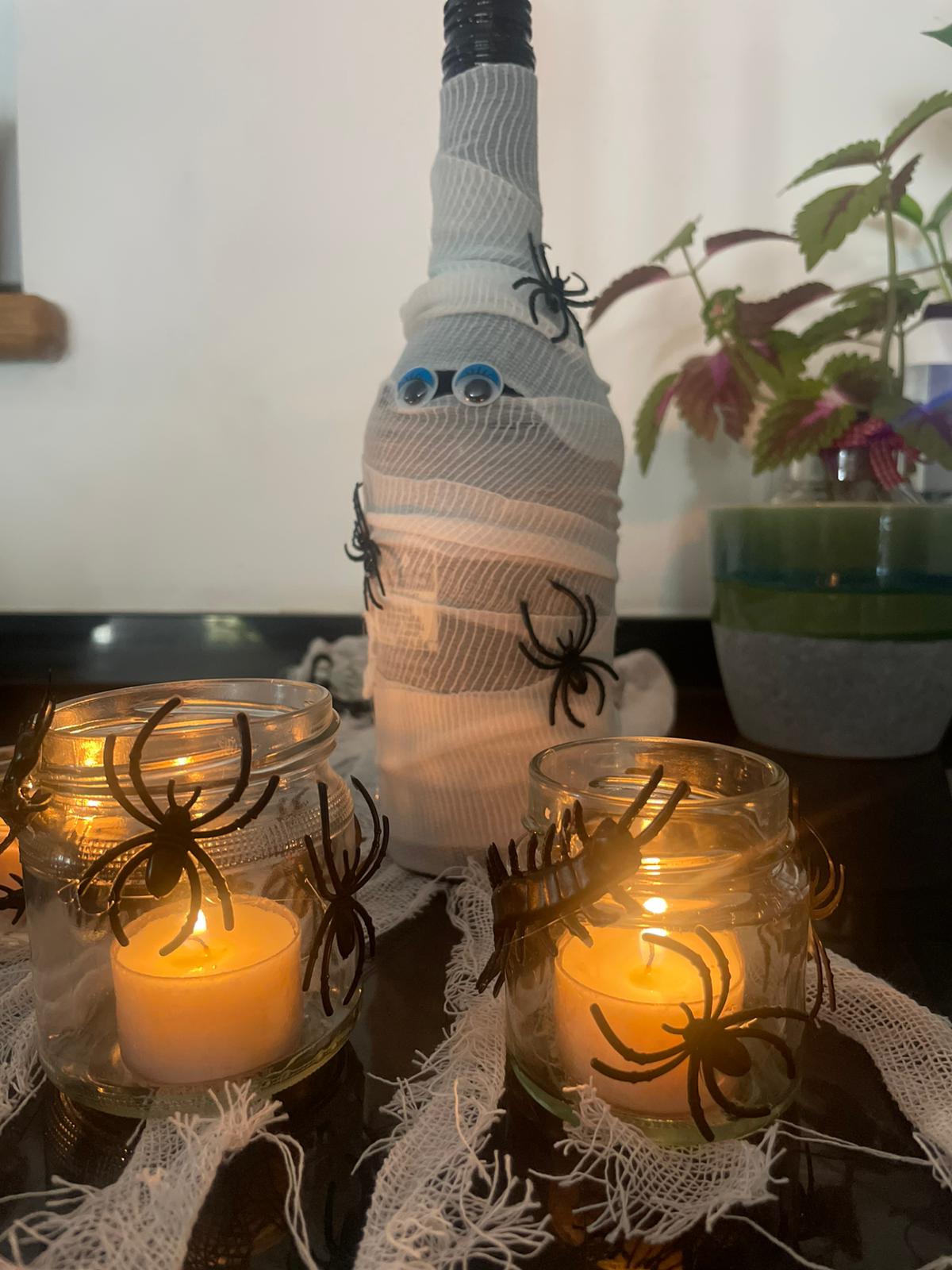 Halloween DIY: Gruselige Mumien-Kerzen – Dekoidee mit Gänsehaut-Garantie