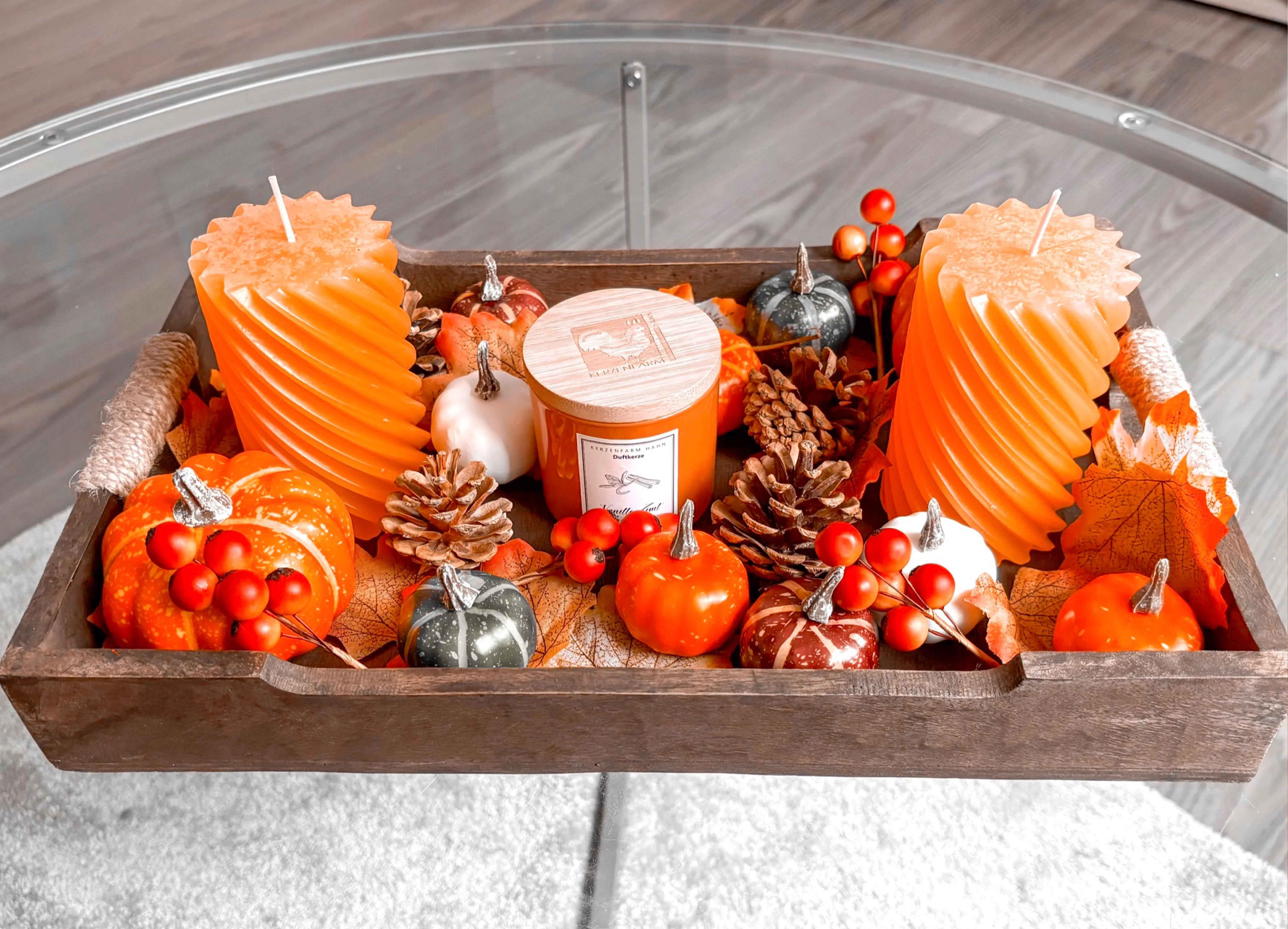 Herbstdeko mit Kerzen und Kürbissen: DIY-Trendbrett zum Nachmachen