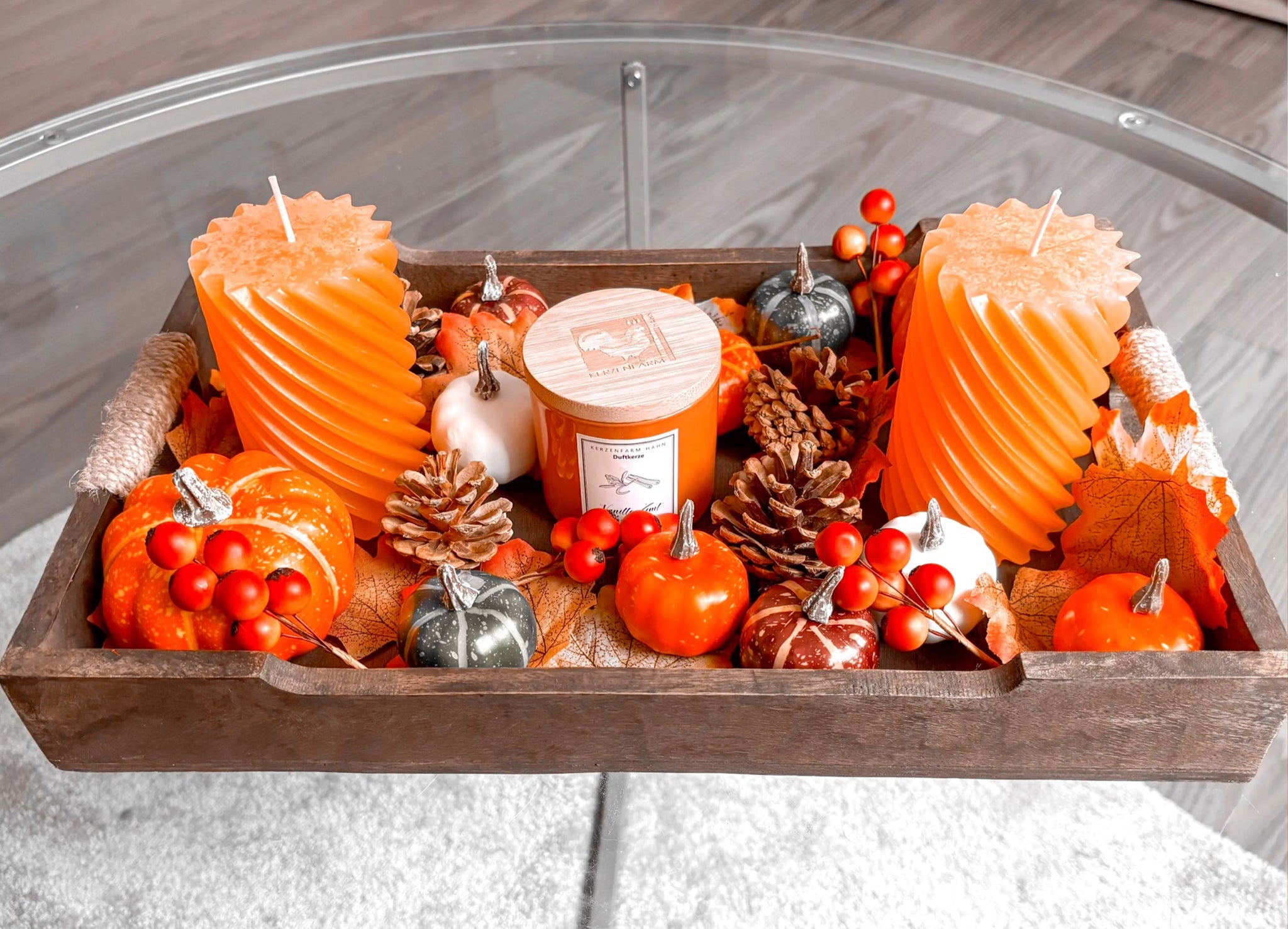 Herbstdeko mit Kerzen und Kürbissen: DIY-Trendbrett zum Nachmachen