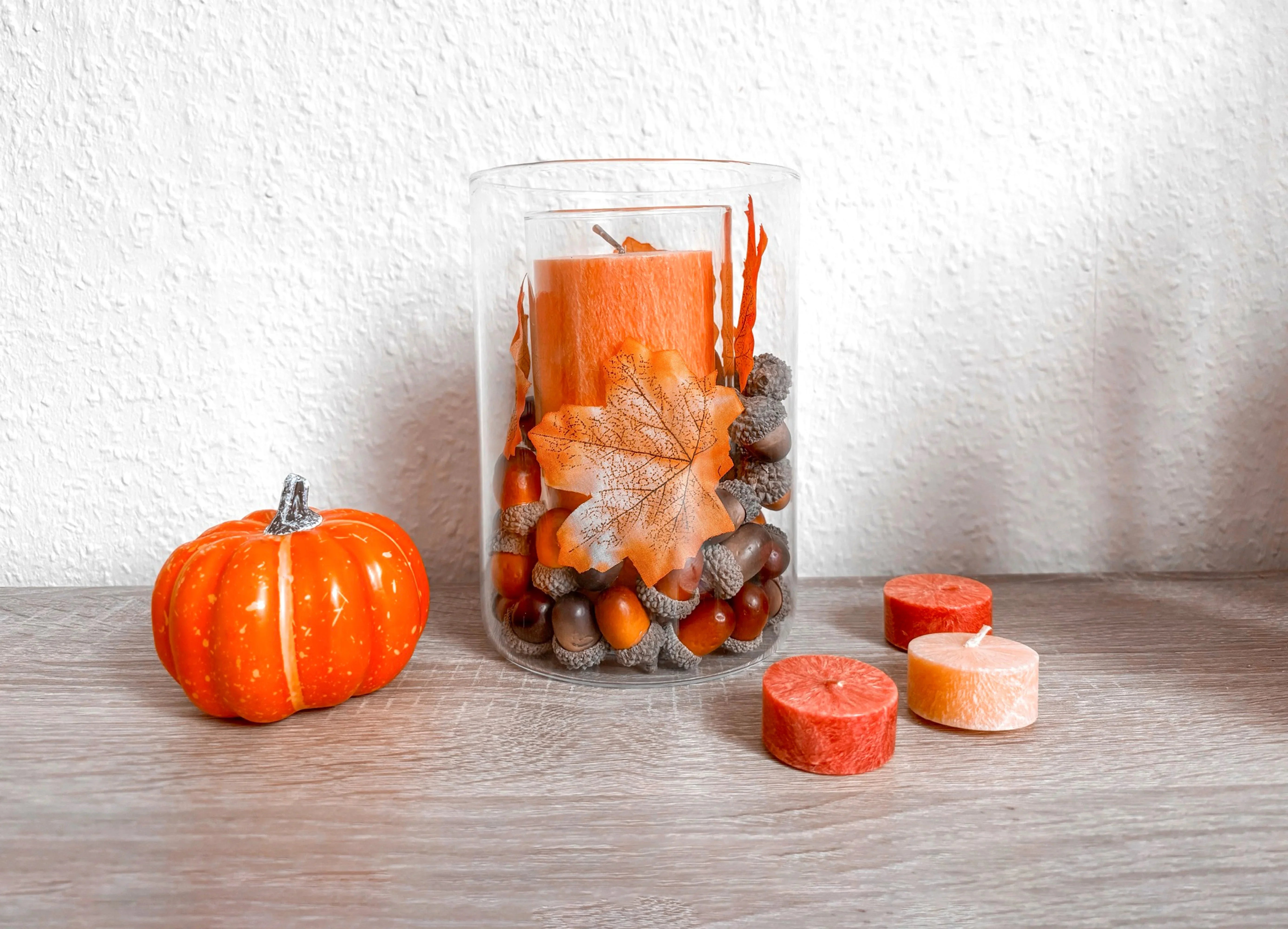 Herbstdeko mit Kerze im Glas – DIY-Anleitung für zuhause