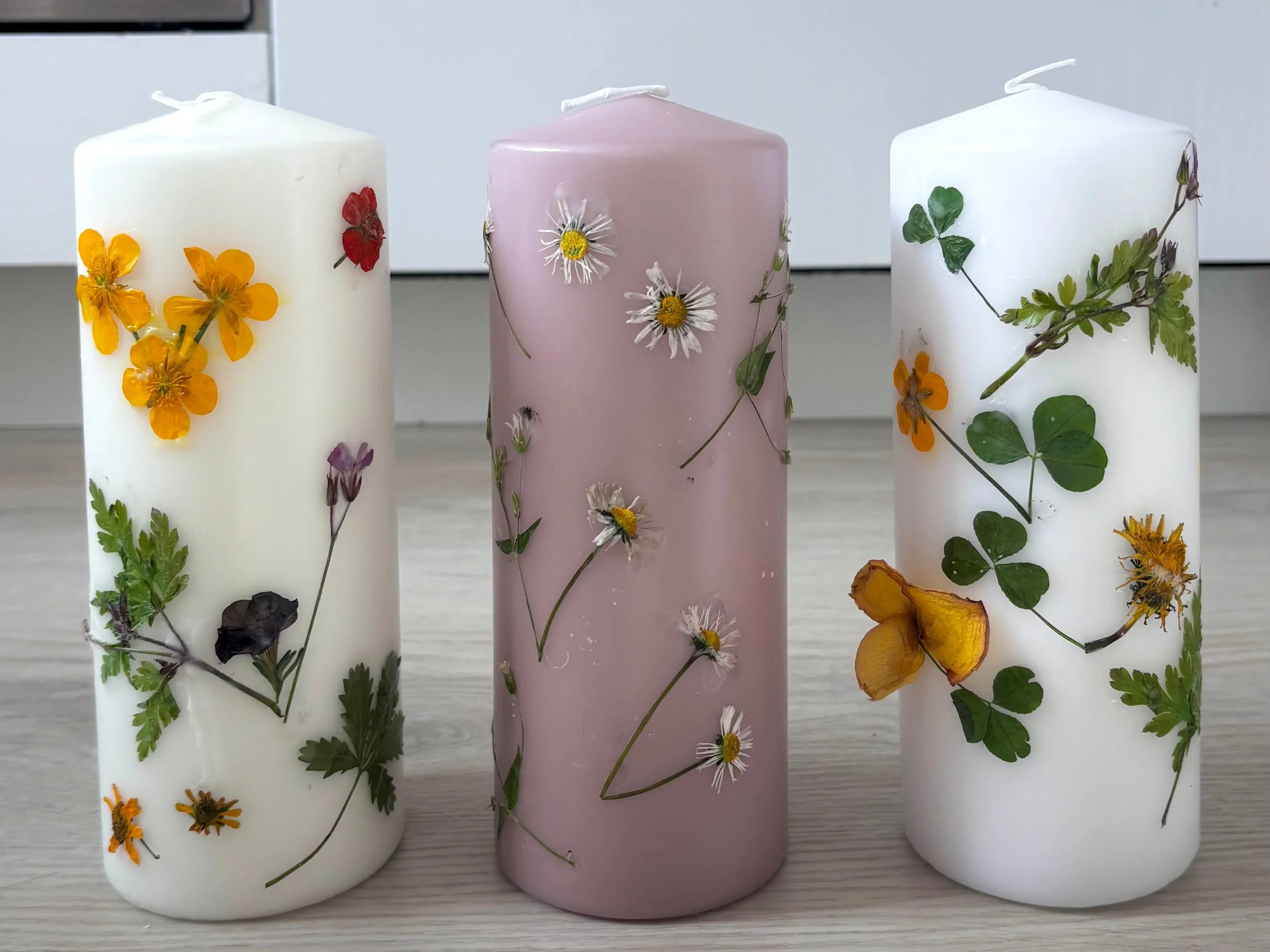 Kerzen mit getrockneten Blumen selber machen – DIY-Anleitung –