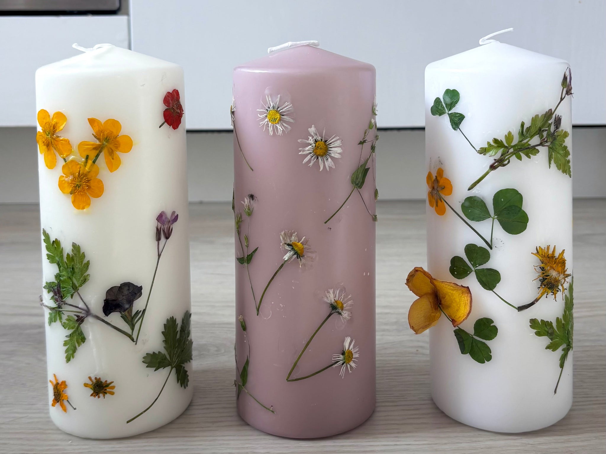 DIY-Anleitung: Kerzen mit getrockneten Blumen verzieren