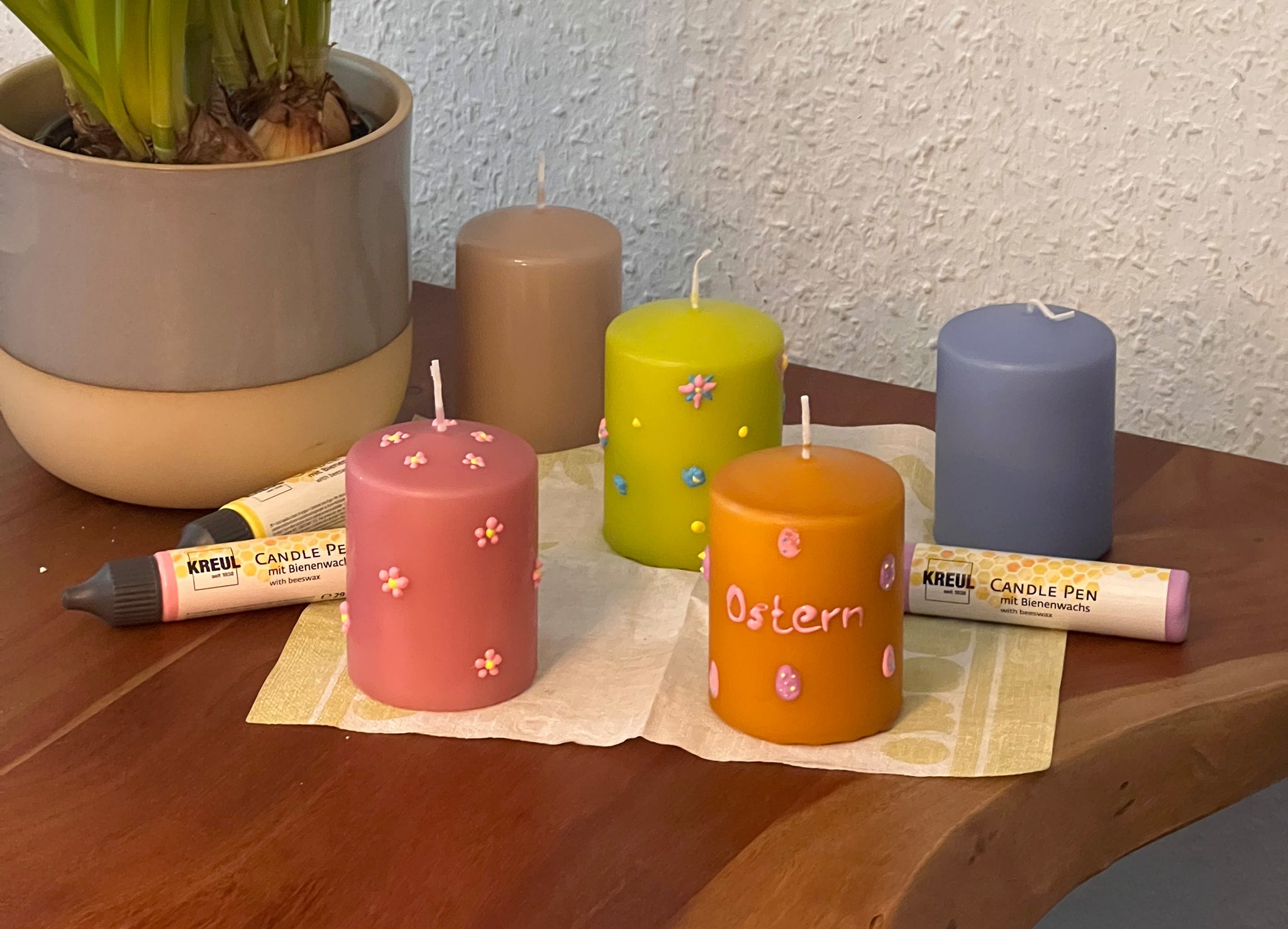 Kreatives Oster-DIY: Stumpfkerzen mit Kerzenstiften bemalen