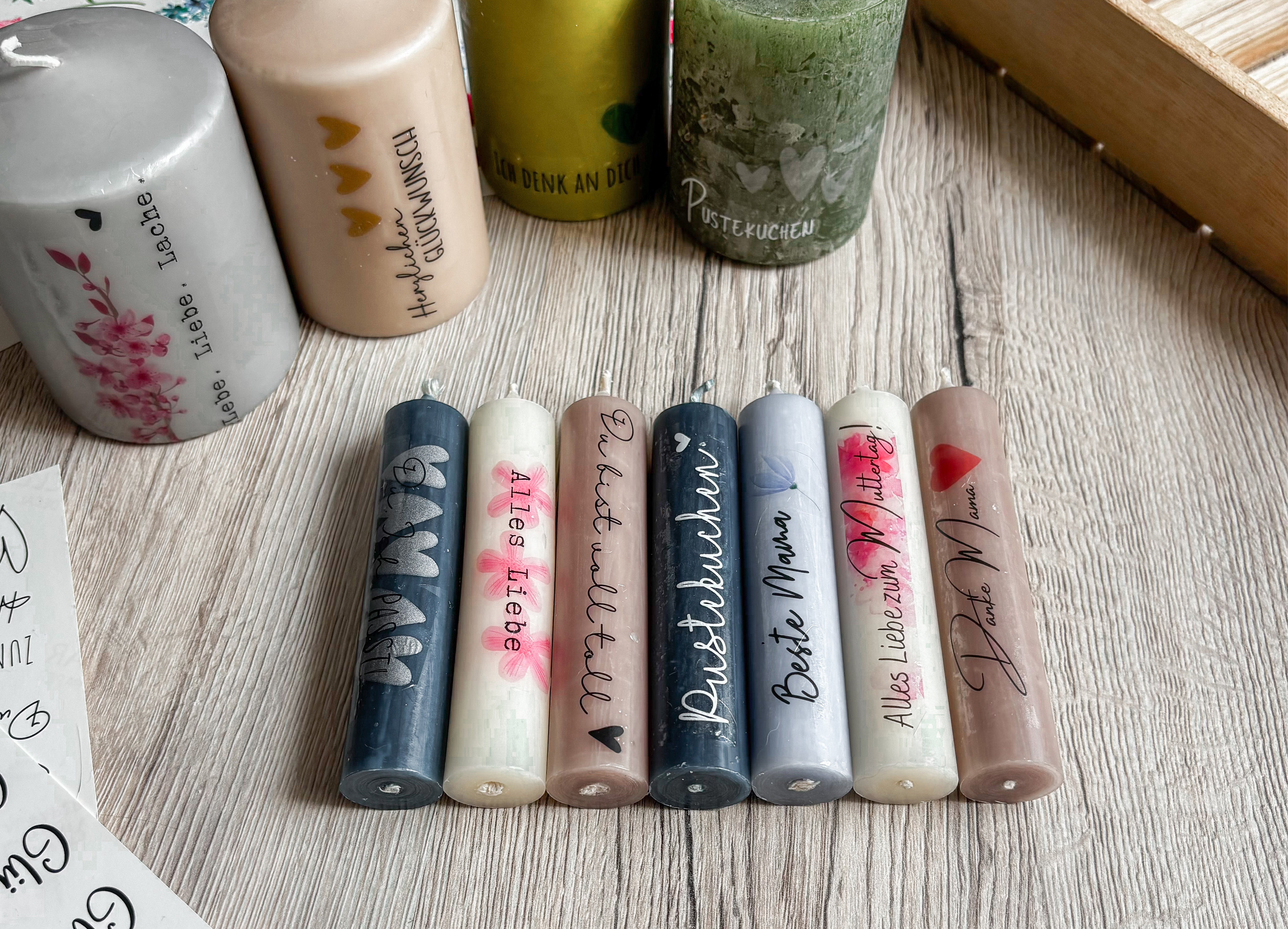 DIY-Geschenkidee: Kerzen verzieren mit Kerzenfolie