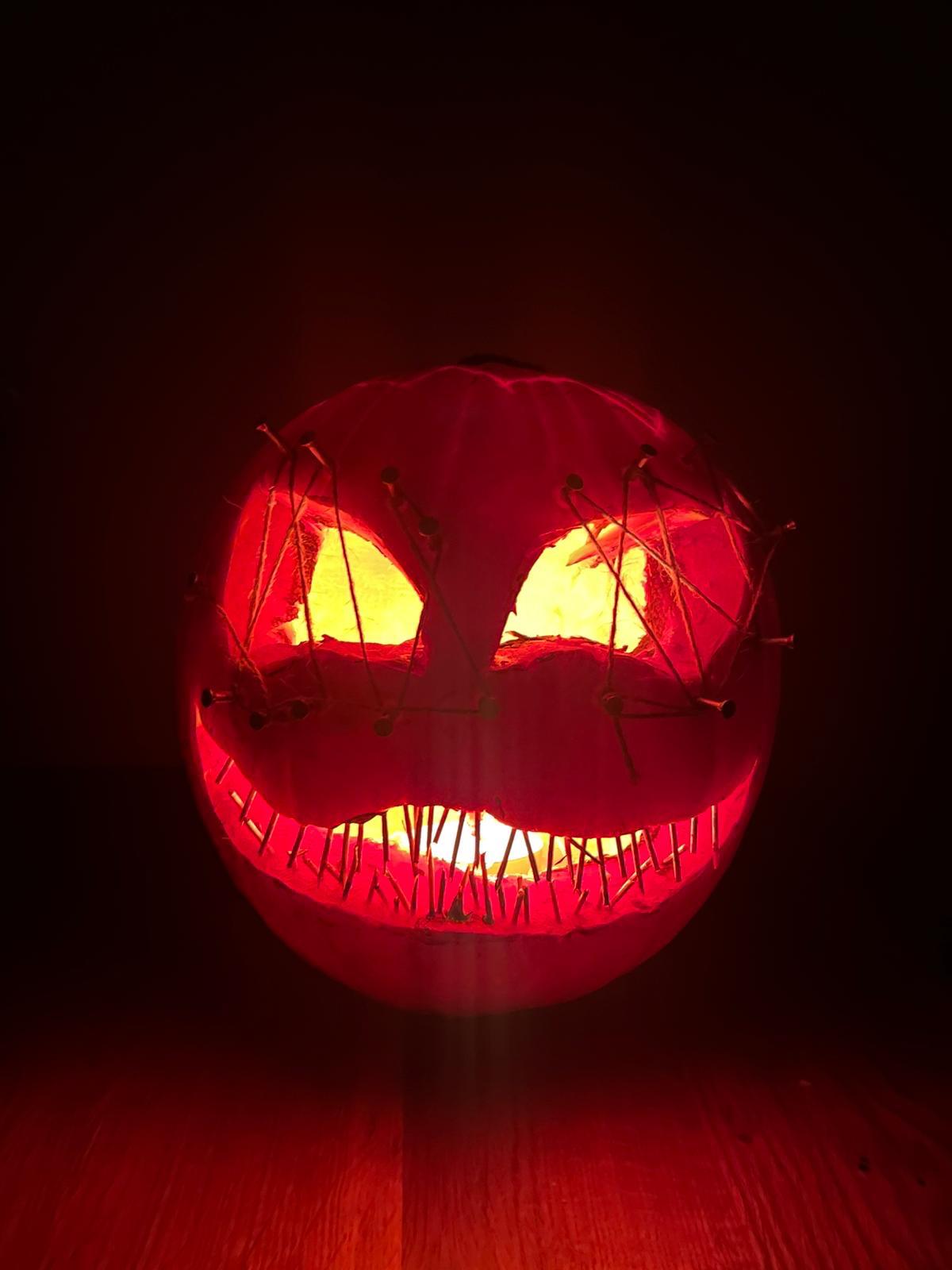 🎃 Gruseliger Halloween-Kürbis – Wenn Kerzen Licht ins Dunkel bringen