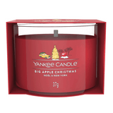 Rote Votivkerze im Glas in rotem Karton, Etikett mit Taxi, goldenem Tannenbaum und Apfel, Aufschrift Big Apple Christmas