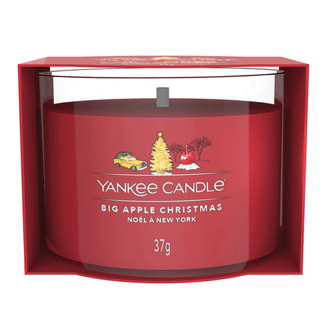 Rote Votivkerze im Glas in rotem Karton, Etikett mit Taxi, goldenem Tannenbaum und Apfel, Aufschrift Big Apple Christmas