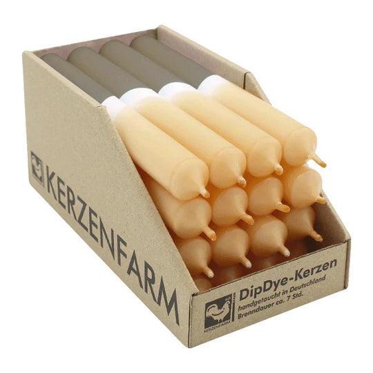 DIP DYE Stabkerzen aus Paraffin, 180/22 mm, Karamell-Schlamm, KERZENFARM HAHN, Brenndauer ca. 7h, 16 Stück pro Verpackung